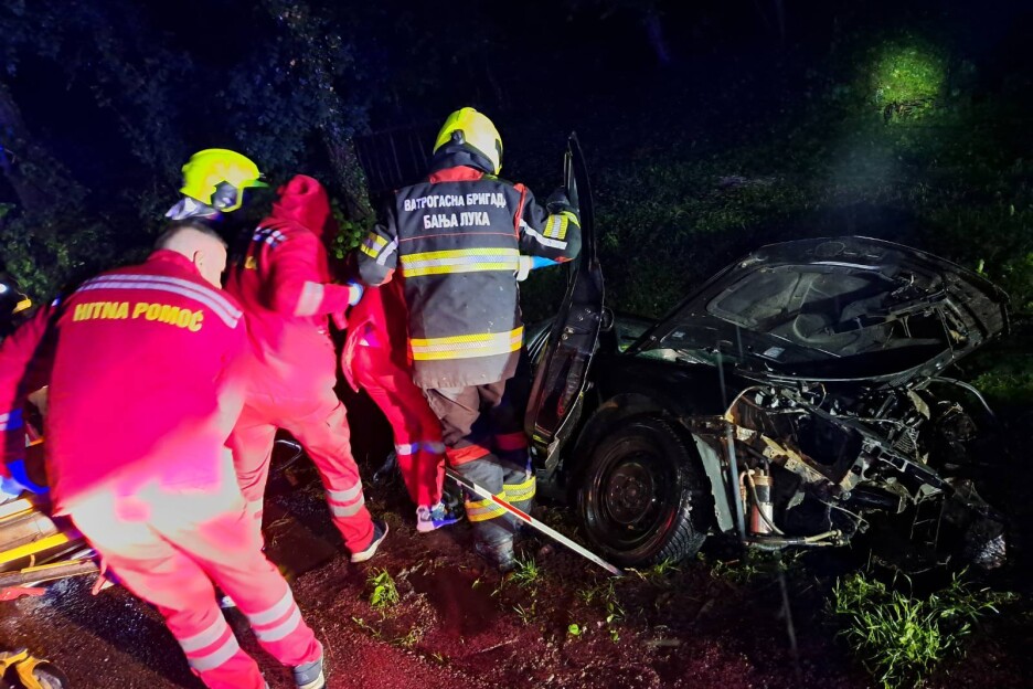 Jedna osoba je povrijeđena u saobraćajnoj nesreći koja se desila u mjestu Karanovac (Foto: vatrogascibanjaluka123)