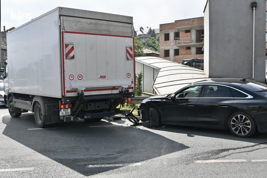 U nesreći učestvovali putno i teretno vozilo (Foto: V. D./Klix.ba)