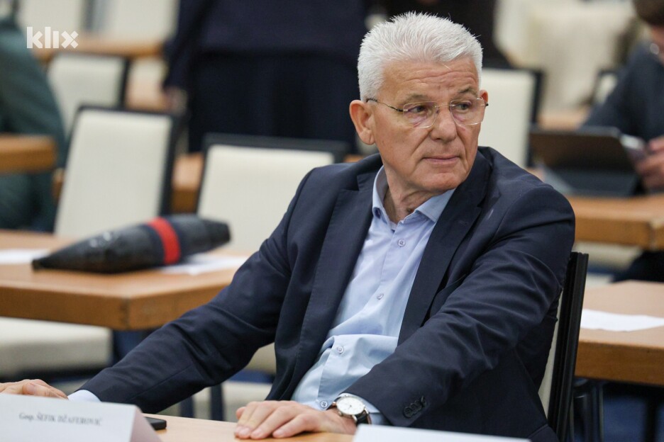 Šefik Džaferović je poručio da je o Ustavnom sudu moguće razgovarati samo u okviru uklanjanja svih blokada (Foto: I. L./Klix.ba)