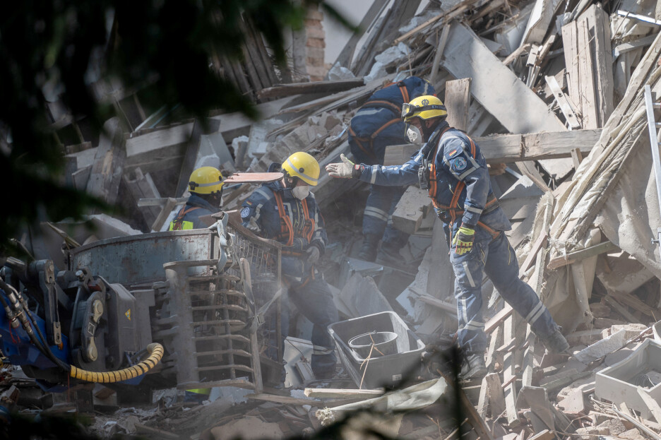 Spasioci u potrazi za preživjelim nakon što se urušila zgrada u Njemačkoj (Foto: AP)