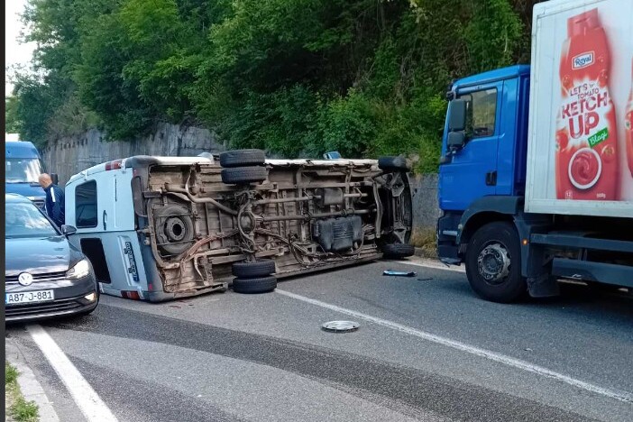 U nesreći su učestvovala tri vozila (Foto: Klix.ba)