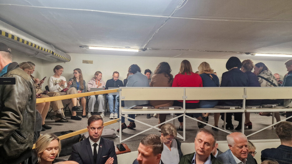 Ljudi se okupljaju u skloništu u zgradi litvanskog parlamenta nakon upozorenja na zračnu opasnost (Foto: Reuters)