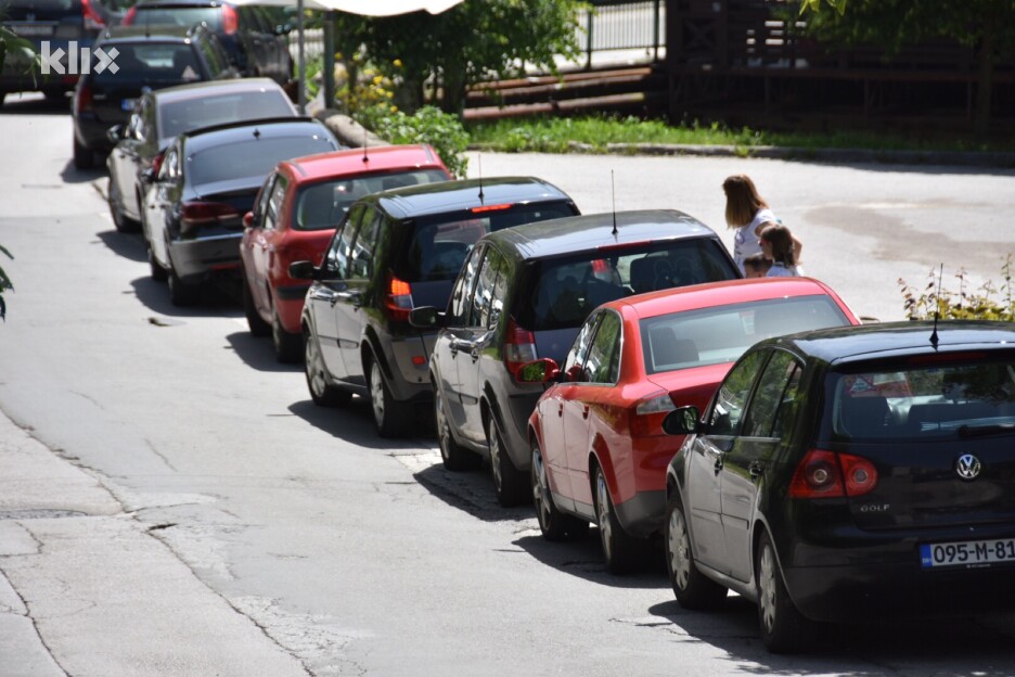 Automobili parkirani na trotoare uz saobraćajnicu: Česta slika u skoro svim dijelovima grada (Foto: Klix.ba)