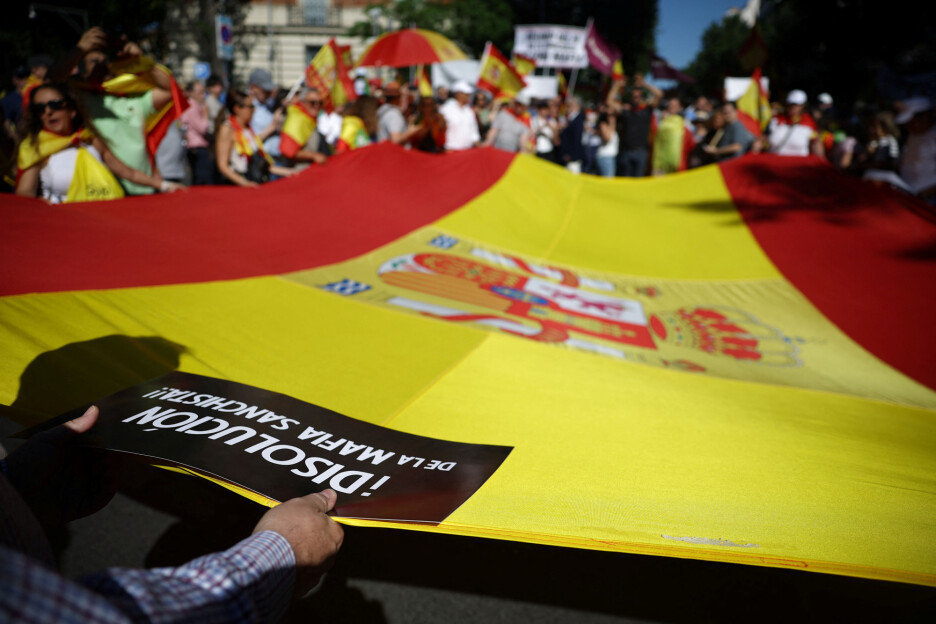 Policia ndaloi një grup personash të maskuar në rrugën kryesore që të çonte në Pallatin Moncloa (Foto: Reuters)
