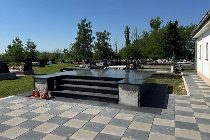 Izgled spomenika nakon što je prekriven simbol 