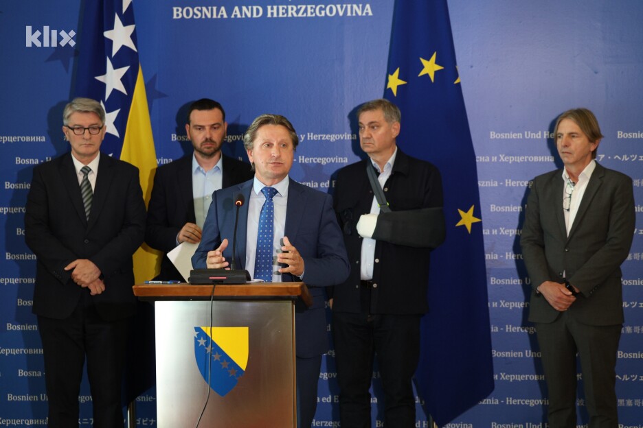 Probosanske stranke koje imaju zastupnike u PD PS BiH su potpisale Memorandum o zaštiti i jačanju ustavnog poretka, državnosti i nastavku euroatlantskog puta BiH (Foto: S. S./Klix.ba)