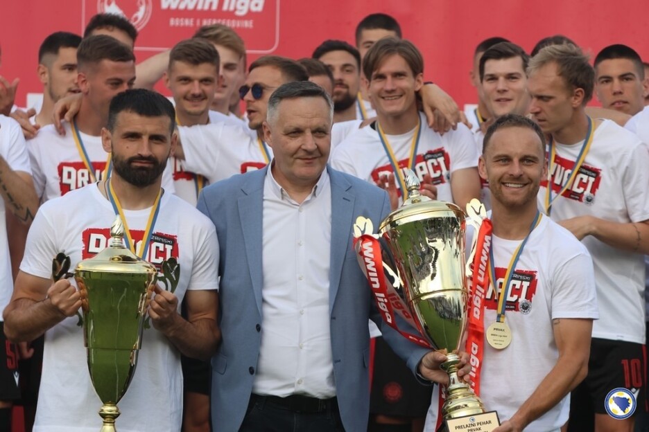 Pehar prvaka koji je prošle godine podigao Zrinjski (Foto: NS BiH)