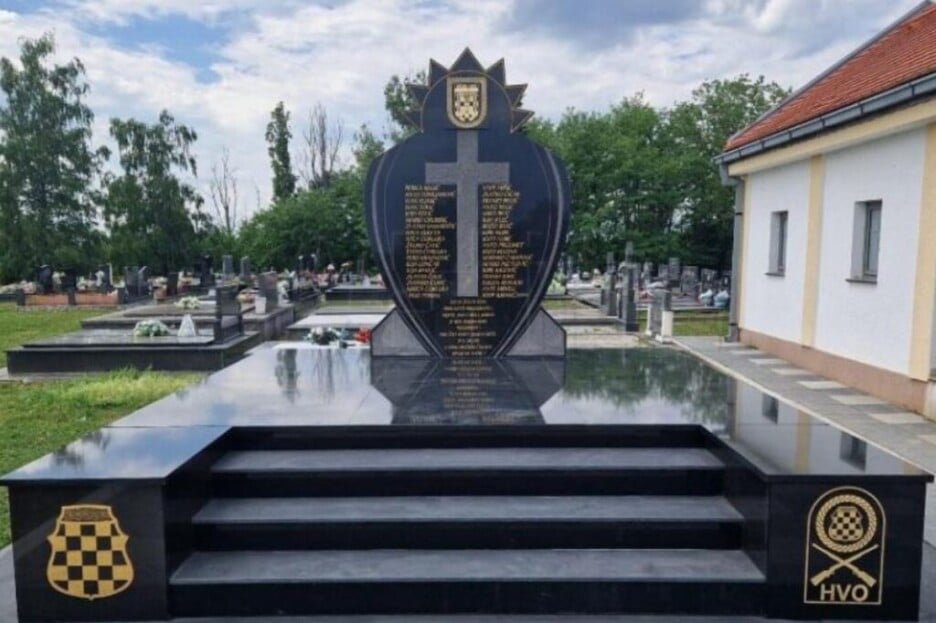 Izgled spomenika nakon što je prekriven simbol