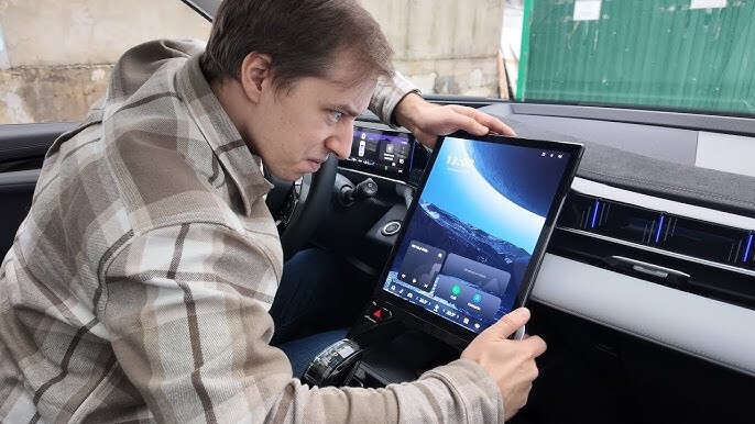 Na pojedinim modelima podešavanje vanjskih retrovizora se vrši preko centralnog ekrana (Foto: Screenshot)