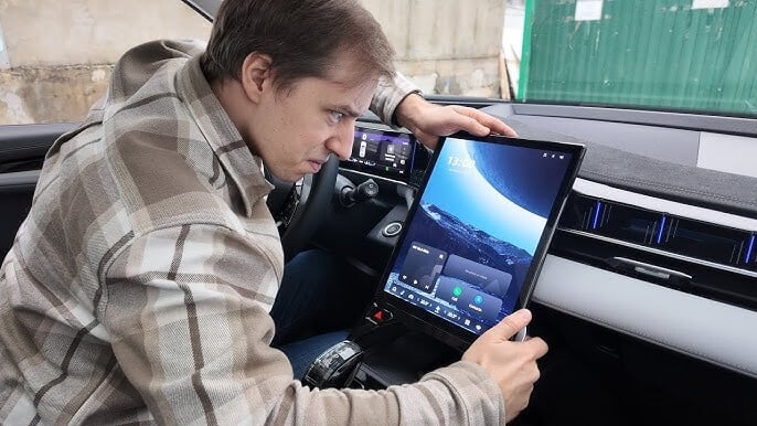 Na pojedinim modelima podešavanje vanjskih retrovizora se vrši preko centralnog ekrana (Foto: Screenshot)