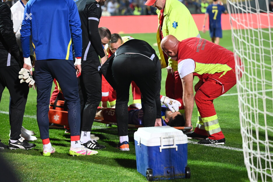 Hadžikiću se ukazuje pomoć nakon povrede (Foto: T. S./Klix.ba)