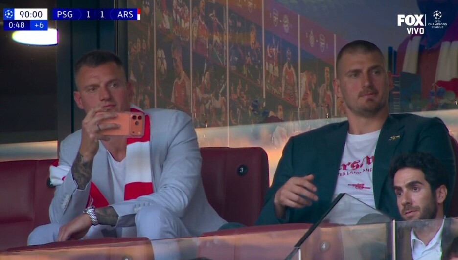Jokić u majici Arsenala (Foto: Twitter)