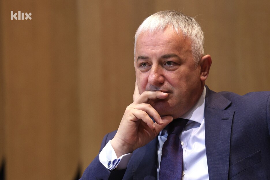 Advokat i rektorica su pokušali napasti Borenovića umjesto da odgovore na pitanja (Foto: S. S./Klix.ba)