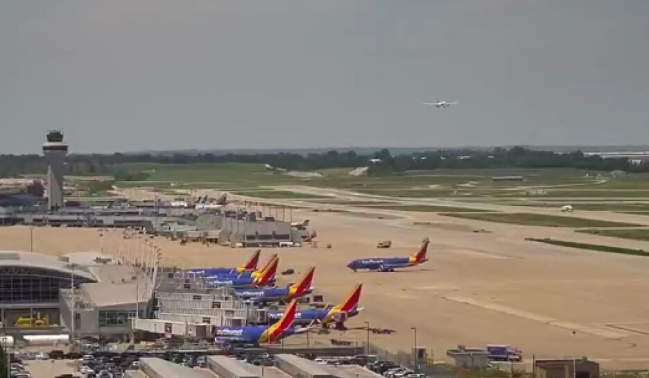 Nekoliko trenutaka prije slijetanja aviona sa Zmajevima na pistu (Foto: Screenshot)
