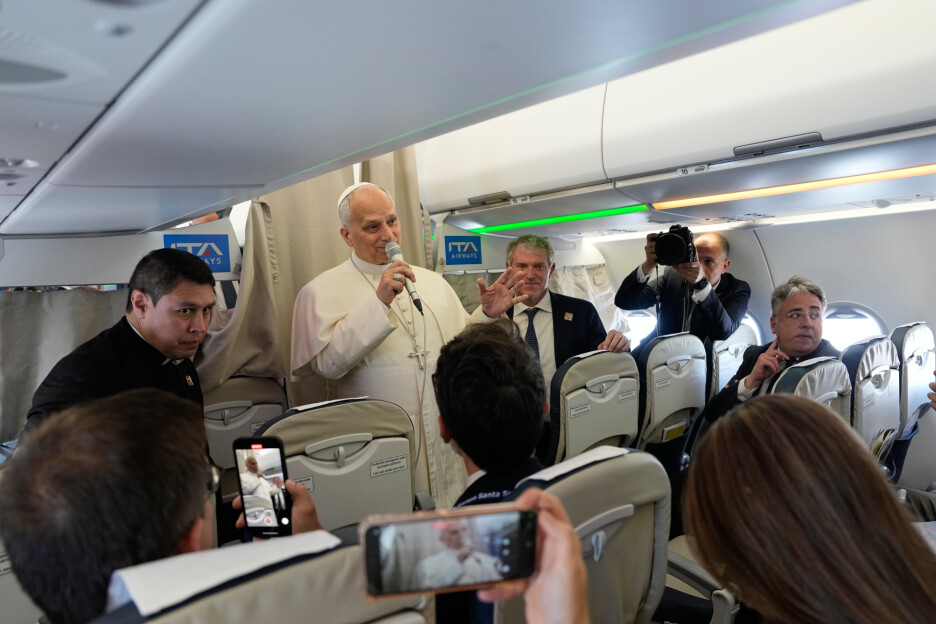 Papa Lav je u svom avionu prilikom slijetanja u Madrid rekao kako vjeruje da Bad Bunny može privući više mladih u Španiji nego on (Foto: AP)