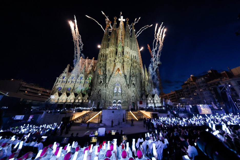 Građani i turisti uživali su u vatrometu koji je obasjao nebo iznad Barcelone (Foto: Reuters)