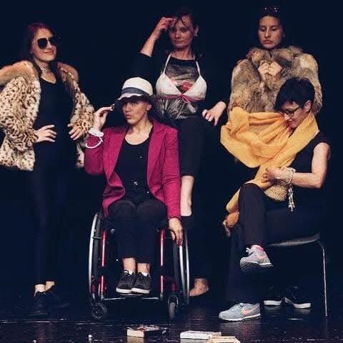 Maja Banjac na pozorišnoj sceni (na fotografiji ima žuti šal)