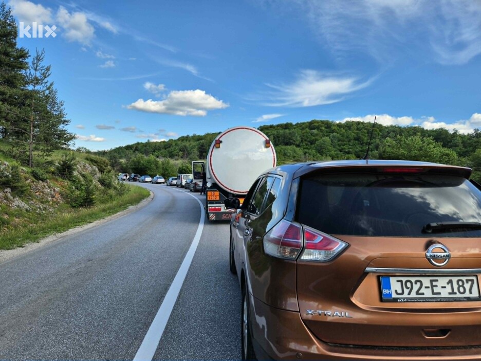 Ogromna kolona vozila nakon sudara tri automobila kod Rogatice (Foto: E. A./Klix.ba)