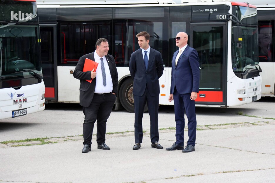 Detalj nakon potpisivanja ugovora (Foto: A. K./Klix.ba)