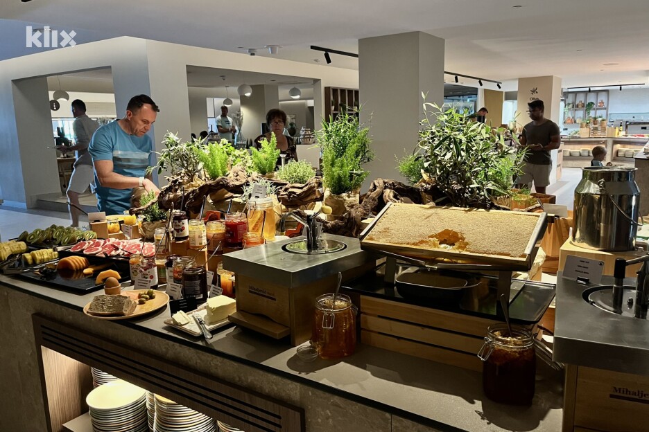Buffet obiluje domaćim proizvodima i specijalitetima (Foto: I. B./Klix.ba)