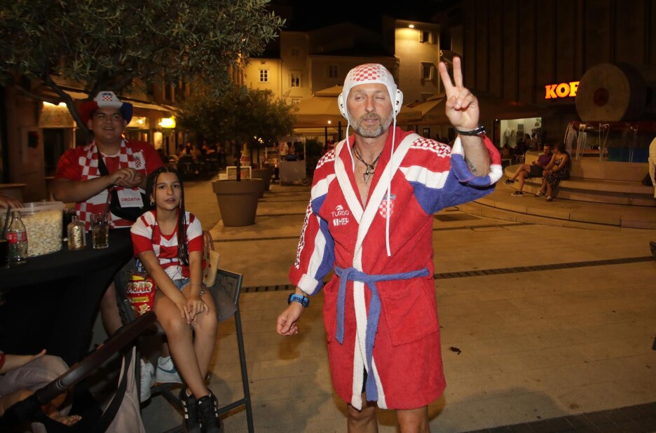 Navijač je gradom prošetao u kućnom ogrtaču i vaterpolo kapici (Foto: Goran Kovačić/Pixsell)