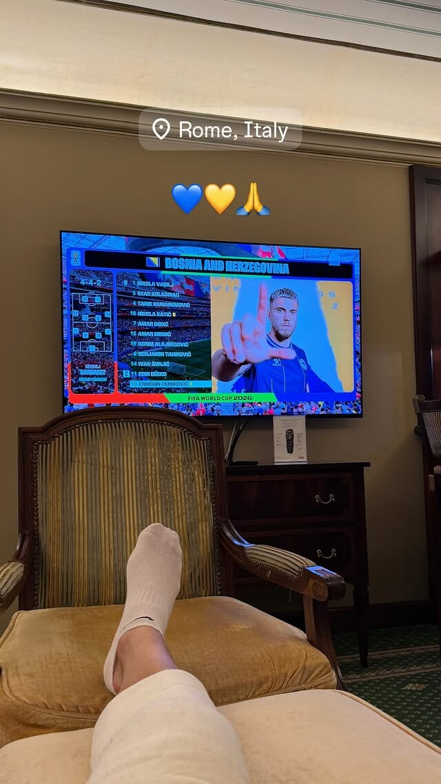 Nidal Čelik prati utakmicu između BiH i Švicarske (Foto: Instagram)