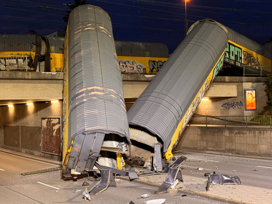Na mjestu nesreće je vidljiva velika materijalna šteta, a područje bi moglo biti zatvoreno do nedjelje (Foto: Reuters)