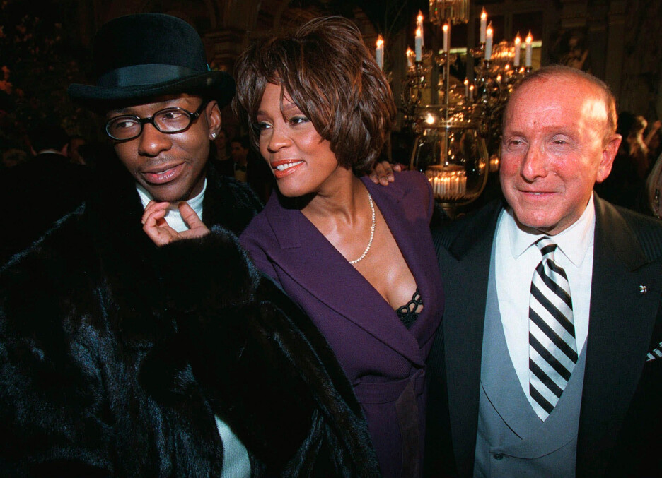 Bobby Brown, Whitney Houston i Clive Davis (Foto: AP)