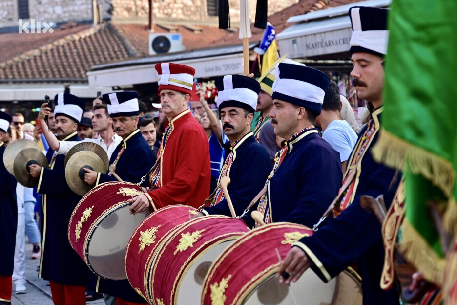 Zvuk tradicionalnih instrumenata oduševio je sarajlije i turiste (Foto: V. D./Klix.ba)