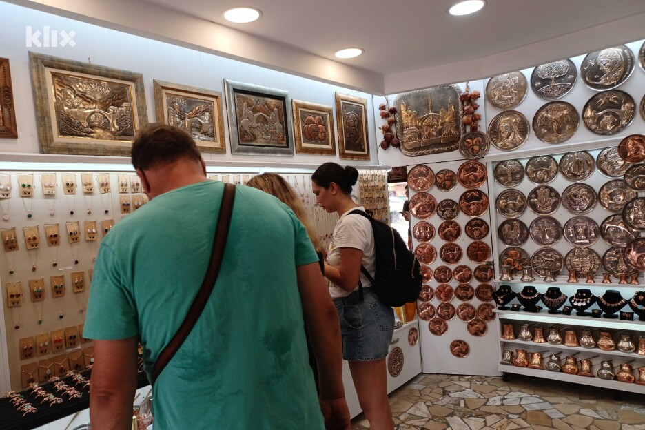 Turiste najviše interesuje proces izrade bakroreza, a uglavnom kupuju magnete (Foto: T. B./Klix.ba)