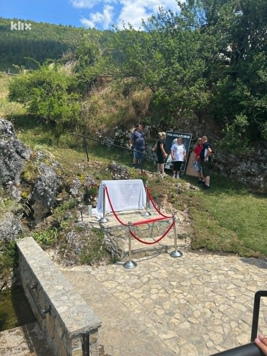 Spomen-obilježje pokraj izvora u Knežini (Foto: Klix.ba)