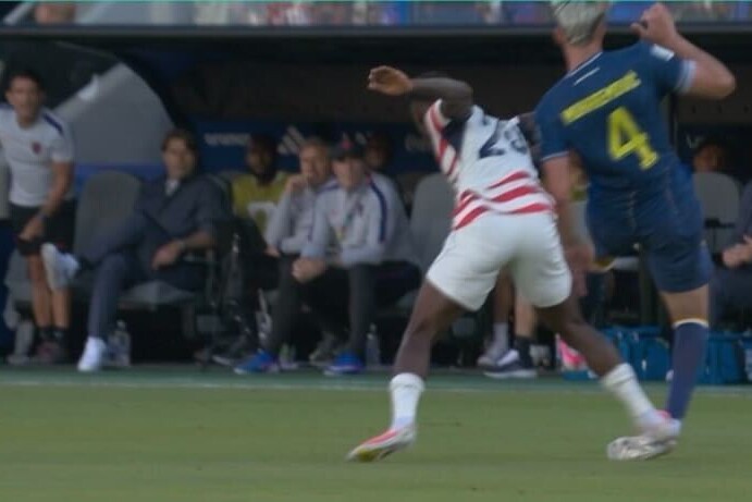 Balogunov start za crveni karton nad Muharemovićem (Screenshot/Arena Sport)