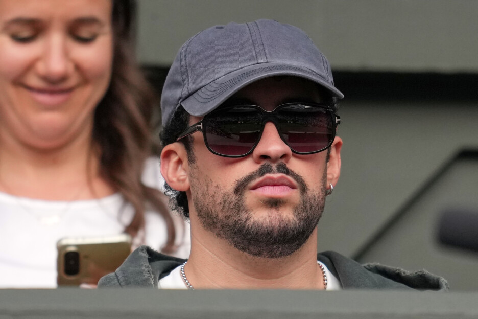 Bad Bunny prati Novaka Đokovića (Foto: AP)