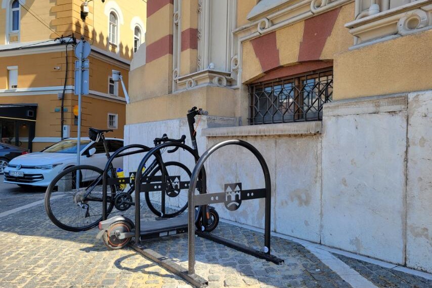 Lokacija ispred Vijećnice, kao prepoznatljivog simbola Sarajeva, izabrana je sa ciljem promocije ekološki prihvatljivih i praktičnih rješenja mobilnosti (Foto: Bparco)