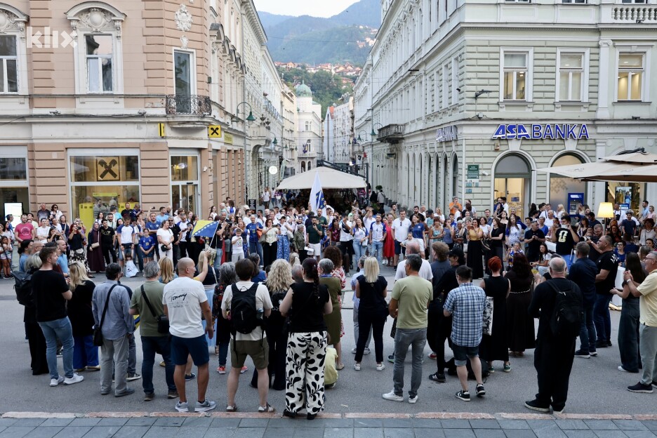 Brojni građani, turisti i posjetioci grada s oduševljenjem su ispratili nesvakidašnji umjetnički performans (Foto: I. Š./Klix.ba)