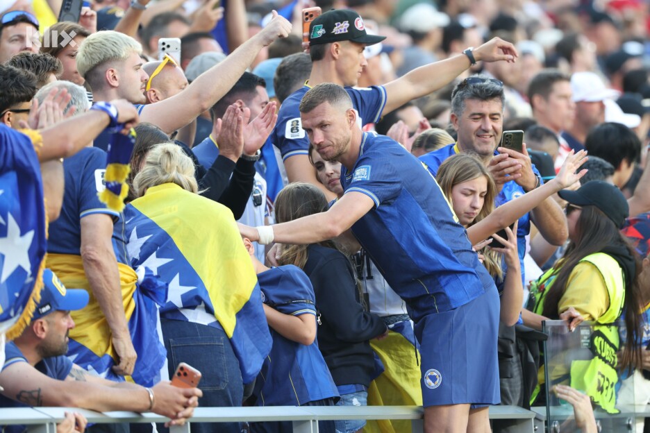 Edin Džeko na tribinama uz svoju porodicu (Foto: FENA)