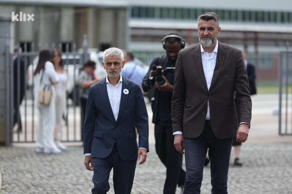 Sadiq Khan u društvu Emira Suljagića, direktora Memorijalnog centra (Foto: S. S./Klix.ba)