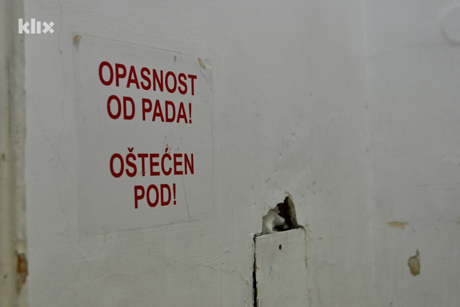 Oštećenja i upozorenja na jednoj od klinika KCUS-a koja godinama nisu obnovljena (Foto: V. D./Klix.ba)