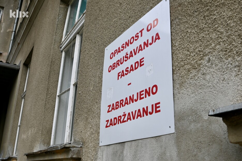 Oštećenja i upozorenja na jednoj od klinika KCUS-a koja godinama nisu obnovljena (Foto: V. D./Klix.ba)