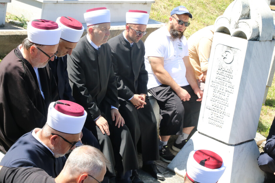 Dženazi je prethodio program obilježavanja 34. godišnjice zločina u Tihovićima (Foto: MINA)