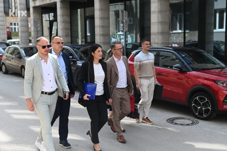 Predstavnici Narodnog fronta ispred zgrade CIK-a u Sarajevu (Foto: T. S./Klix.ba)