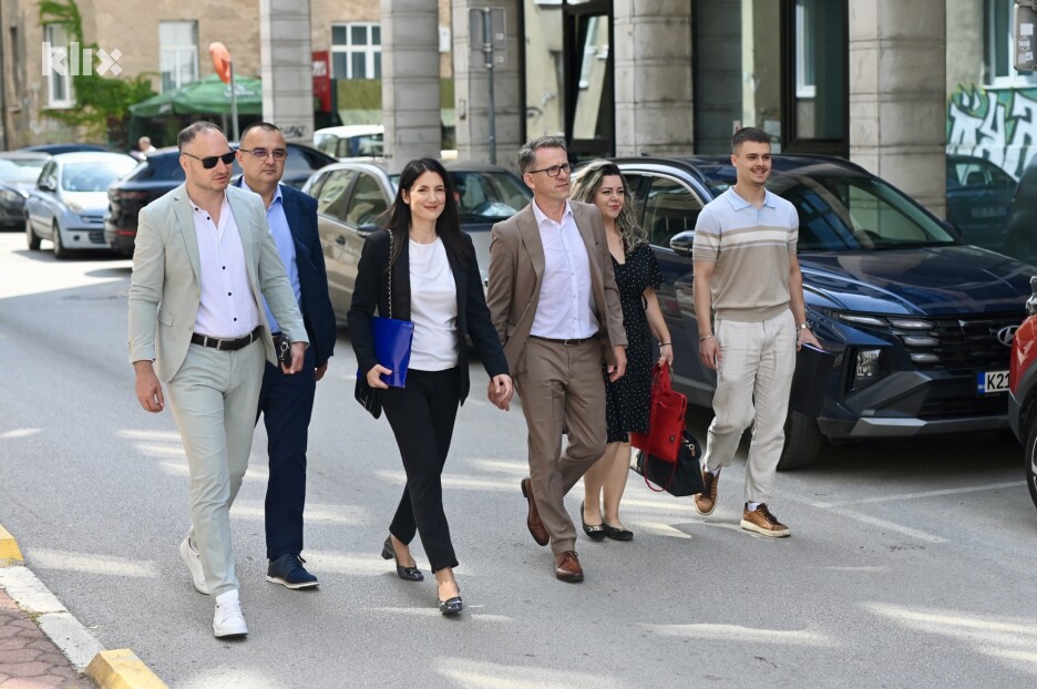 Predstavnici Narodnog fronta ispred zgrade CIK-a u Sarajevu (Foto: T. S./Klix.ba)