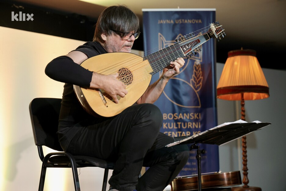 Edin Karamazov nastupao je u Galeriji BKC-a (Foto: I. Š./Klix.ba)