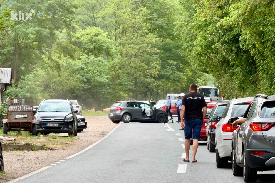 Zbog nesreće na cesti M-19 kod Zvornika je saobraćaj obustavljen, a prisutne su i velike gužve (Foto: Klix.ba)