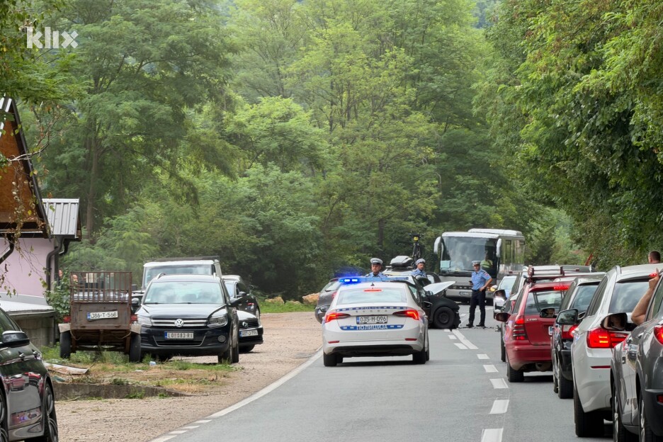 Zbog nesreće na cesti M-19 kod Zvornika je saobraćaj obustavljen, a prisutne su i velike gužve (Foto: Klix.ba)