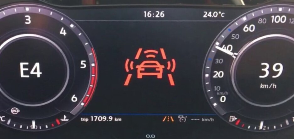 Sistem upozorava vozača zvučnim i vizuelnim signalima, ali često bez razloga