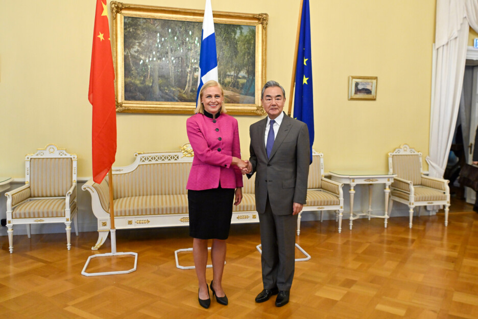 Elina Valtonen i Wang Yi (Foto: EPA-EFE)