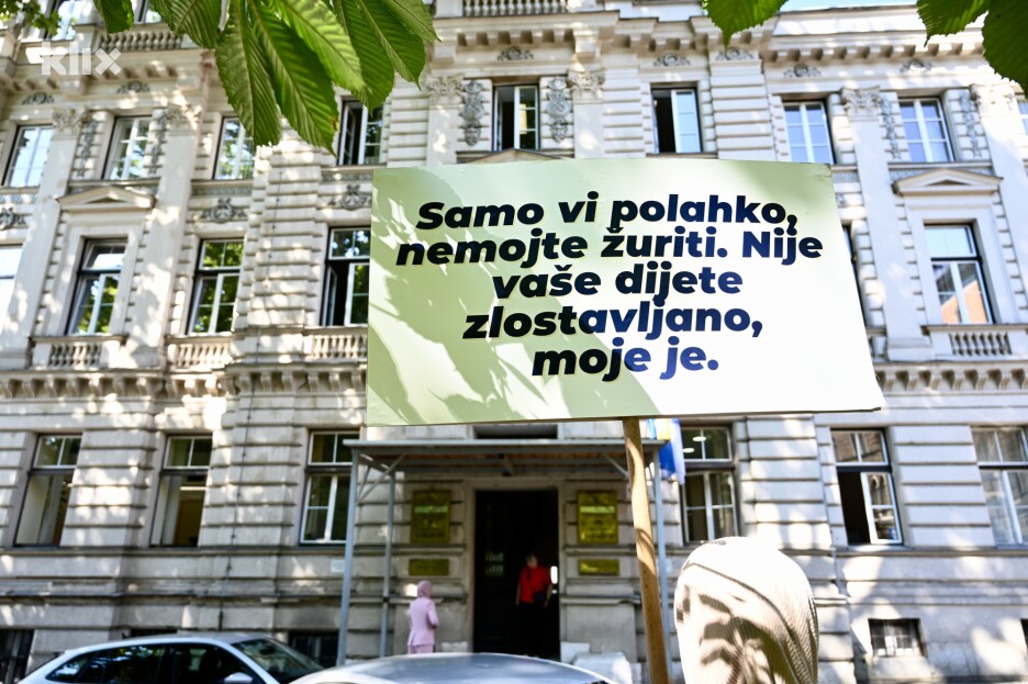 Porodica Fatić je danas ispred Vlade KS donijela i transparente (Foto: T. S./Klix.ba)