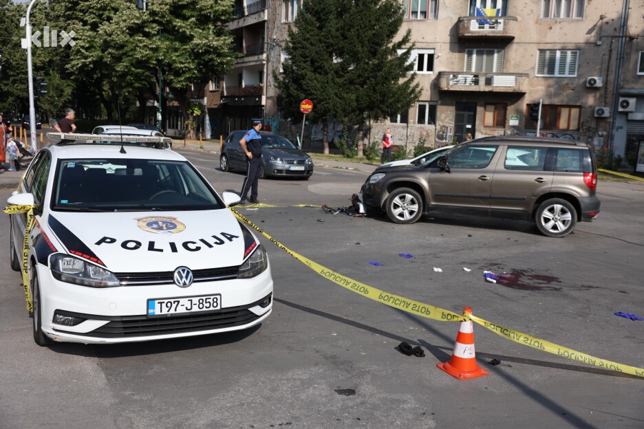 Na mjestu nesreće se može vidjeti velika materijalna šteta na vozilu (Foto: S. S./Klix.ba)