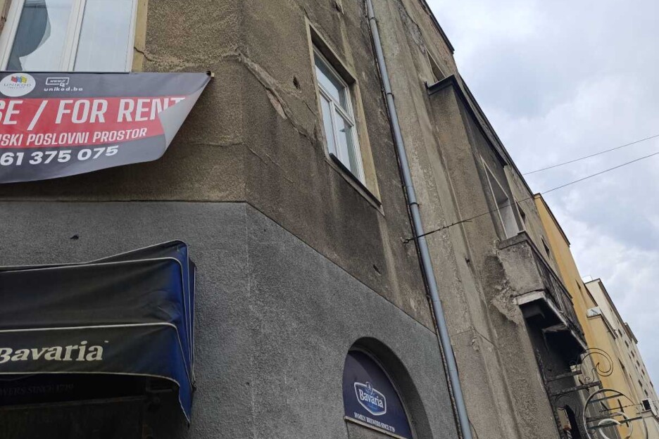 Obrušavanje fasade u Titovoj ulici (Foto: Čitatelj)